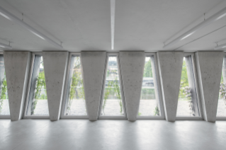 Im Obergeschoss sind die Büroräumlichkeiten und Garderoben untergebracht. (© Simon Menges, Berlin)
